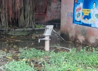 मल्हीपुर पुरानी सीएचसी परिसर का हैंडपंप जलभराव में डूबा:बारिश के पानी से घिरा, लोगों ने ऊंचीकरण की मांग की