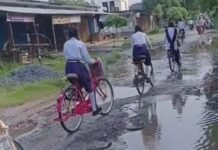 बांसपर बाजार-महराजगंज मार्ग गड्ढों में तब्दील:बारिश में पानी भरने से राहगीरों और वाहन चालकों को हो रही दिक्कत