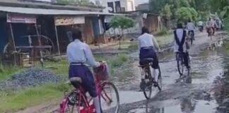 बांसपर बाजार-महराजगंज मार्ग गड्ढों में तब्दील:बारिश में पानी भरने से राहगीरों और वाहन चालकों को हो रही दिक्कत