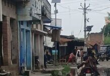 दौलतपुर में मुख्य सड़क तालाब बनी:जनप्रतिनिधि नहीं दे रहे ध्यान, ग्रामीण आक्रोशित; हादसे का डर