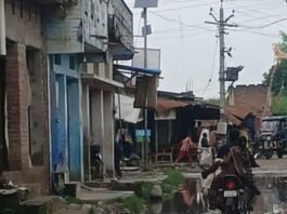दौलतपुर में मुख्य सड़क तालाब बनी:जनप्रतिनिधि नहीं दे रहे ध्यान, ग्रामीण आक्रोशित; हादसे का डर