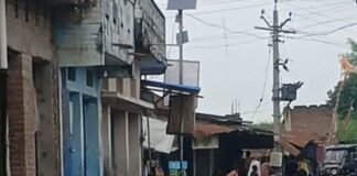 दौलतपुर में मुख्य सड़क तालाब बनी:जनप्रतिनिधि नहीं दे रहे ध्यान, ग्रामीण आक्रोशित; हादसे का डर