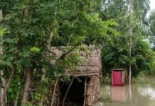 महसी के गलकारा कटैला पुरवाऔर त्यागी पुरवा में बाढ़:खाना बनाने और आने-जाने में दिक्कत; प्रशासन तरफ से नहीं मिली मदद ग्रामीण परेशान