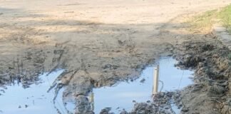 चौपारिया में एक साल से सड़क अधूरी, जलभराव से लोग:राहगीर बेहाल; सभासद का दावा- टेंडर पास, इसी महीने बनेगी आरसीसी रोड
