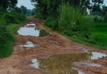 गौरा निपनिया-सोहसा मार्ग पर कीचड़ से भरा रास्ता:हल्की बारिश में ही बदहाल हुई सड़क, ग्रामीणों को 3 किमी अतिरिक्त चलना पड़ रहा