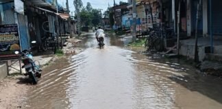 सराय खुटहा-लखराव रोड जर्जर, कई लोग घायल:10 गांवों को जोड़ने वाला रास्ता खराब, बाजार जाने में परेशानी; ग्रामीण परेशान