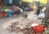बारिश में खुला गड्ढा बना खतरा:नगर पंचायत ने वाटर सप्लाई के लिए खोदा था, जलभराव से राहगीर और बच्चे परेशान