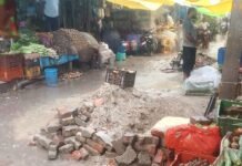बारिश में खुला गड्ढा बना खतरा:नगर पंचायत ने वाटर सप्लाई के लिए खोदा था, जलभराव से राहगीर और बच्चे परेशान