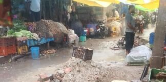 बारिश में खुला गड्ढा बना खतरा:नगर पंचायत ने वाटर सप्लाई के लिए खोदा था, जलभराव से राहगीर और बच्चे परेशान