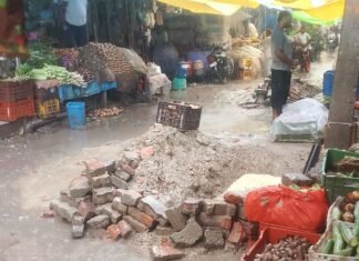 बारिश में खुला गड्ढा बना खतरा:नगर पंचायत ने वाटर सप्लाई के लिए खोदा था, जलभराव से राहगीर और बच्चे परेशान