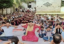 नगर बाजार में योग और बुजुर्गों का सम्मान:चेयरमैन नीलम सिंह राना ने स्वस्थ जीवन का संदेश दिया, बच्चों-शिक्षकों ने भी किया योगाभ्यास