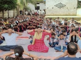 नगर बाजार में योग और बुजुर्गों का सम्मान:चेयरमैन नीलम सिंह राना ने स्वस्थ जीवन का संदेश दिया, बच्चों-शिक्षकों ने भी किया योगाभ्यास