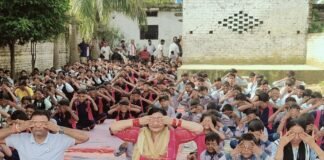 नगर बाजार में योग और बुजुर्गों का सम्मान:चेयरमैन नीलम सिंह राना ने स्वस्थ जीवन का संदेश दिया, बच्चों-शिक्षकों ने भी किया योगाभ्यास