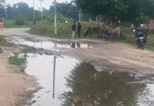 मन्नीटांड-खानपुर मल्लोह संपर्क मार्ग जर्जर:गड्ढों में तब्दील हुई सड़क, राहगीरों को आवागमन में हो रही परेशानी