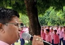 साक्षरता दिवस पर दिग्विजयनाथ इंटरमीडिएट कॉलेज में हुआ स्वास्थ्य जांच:महराजगंज में 350 छात्रों की हुई मुफ्त जांच, वित्तीय प्रबंधन पर भी दी जानकारी