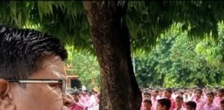 साक्षरता दिवस पर दिग्विजयनाथ इंटरमीडिएट कॉलेज में हुआ स्वास्थ्य जांच:महराजगंज में 350 छात्रों की हुई मुफ्त जांच, वित्तीय प्रबंधन पर भी दी जानकारी