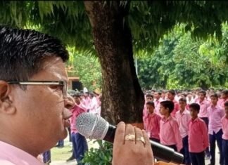 साक्षरता दिवस पर दिग्विजयनाथ इंटरमीडिएट कॉलेज में हुआ स्वास्थ्य जांच:महराजगंज में 350 छात्रों की हुई मुफ्त जांच, वित्तीय प्रबंधन पर भी दी जानकारी
