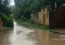 सेमरौना में बारिश के बाद रास्ते खराब:जलभराव और कीचड़ से ग्रामीण परेशान, प्रशासन से सुधार की मांग