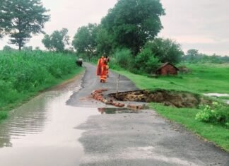 सड़क जर्जर, हजारों लोग गड्ढों के बीच आवागमन:कैसरगंज-कर्नलगंज मार्ग पर रोज गुजरते हैं स्कूली बच्चे, बारिश में बढ़ जाती है दिक्कत