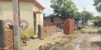 शितलापुर-पकड़ी चौबे मुख्य मार्ग पर घुटने भर कीचड़:आयुष्मान आरोग्य मंदिर और राशन केंद्र तक पहुंचना हुआ मुश्किल
