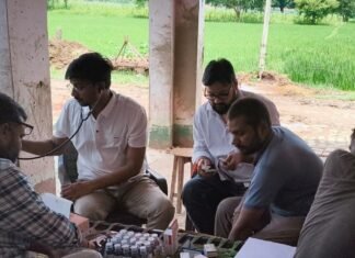 छेदीपुरवा में दूसरे दिन भी लगा स्वास्थ्य शिविर:मल्हीपुर अधीक्षक के निर्देश पर हुई जांच, मरीजों को मिली निशुल्क दवाएं