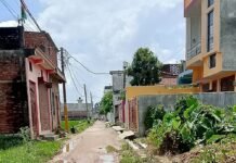फरेन्दा में टूटी नालियों से सड़कों पर फैला गंदा पानी:लोगों का जीना मुहाल, बीमारियों का खतरा बढ़ा; शिकायत के बाद भी नहीं हुई सुनवाई