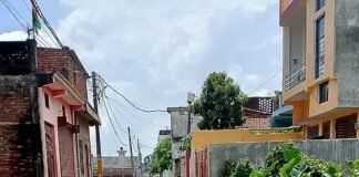 फरेन्दा में टूटी नालियों से सड़कों पर फैला गंदा पानी:लोगों का जीना मुहाल, बीमारियों का खतरा बढ़ा; शिकायत के बाद भी नहीं हुई सुनवाई