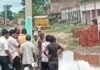 बीरगंज बाजार में कमर तक गंदा पानी भरा:विभाग की अनदेखी से लोग परेशान, स्कूल जाने को मजबूर छात्र