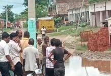 बीरगंज बाजार में कमर तक गंदा पानी भरा:विभाग की अनदेखी से लोग परेशान, स्कूल जाने को मजबूर छात्र