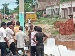 बीरगंज बाजार में कमर तक गंदा पानी भरा:विभाग की अनदेखी से लोग परेशान, स्कूल जाने को मजबूर छात्र