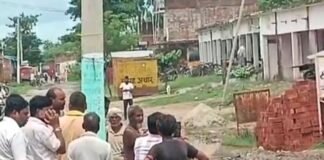 बीरगंज बाजार में कमर तक गंदा पानी भरा:विभाग की अनदेखी से लोग परेशान, स्कूल जाने को मजबूर छात्र