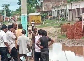 बीरगंज बाजार में कमर तक गंदा पानी भरा:विभाग की अनदेखी से लोग परेशान, स्कूल जाने को मजबूर छात्र