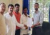 भगवानपुर में जर्जर बिजली तार, ग्रामीणों ने सौंपा ज्ञापन:सोनौली पावर हाउस के जेई को शिकायत, हादसे की आशंका