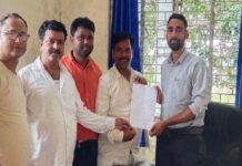 भगवानपुर में जर्जर बिजली तार, ग्रामीणों ने सौंपा ज्ञापन:सोनौली पावर हाउस के जेई को शिकायत, हादसे की आशंका