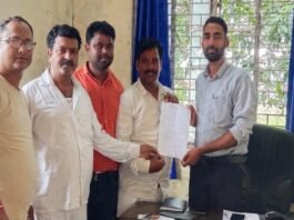 भगवानपुर में जर्जर बिजली तार, ग्रामीणों ने सौंपा ज्ञापन:सोनौली पावर हाउस के जेई को शिकायत, हादसे की आशंका