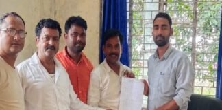 भगवानपुर में जर्जर बिजली तार, ग्रामीणों ने सौंपा ज्ञापन:सोनौली पावर हाउस के जेई को शिकायत, हादसे की आशंका