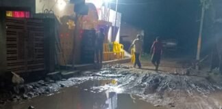 बीरगंज बाजार में जलभराव से जन्मोत्सव पर असर:श्रद्धालुओं को परेशानी, PWD पर लापरवाही का आरोप