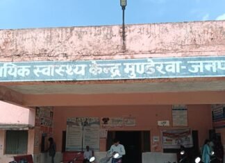 मुंडेरवा में सीएमओ, नोडल अधिकारी ने अस्पताल किया औचक निरीक्षण:कर्मचारी अनुपस्थित मिले, महंगे उपकरण रीजेंट के अभाव में बंद
