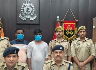 बस्ती में क्राइम ब्रांच अधिकारी बन ठगी, 2 आरोपी गिरफ्तार:फोनपे-गूगलपे पर नंबर डालकर नाम पता करते, अश्लील वीडियो दिखाने की धमकी देकर वसूली