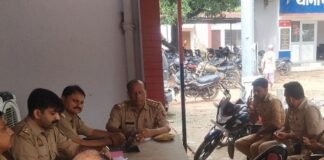 पयागपुर पुलिस ने त्योहारों के लिए सुरक्षा बैठक की:थाना प्रभारी ने कर्मियों को दिए निर्देश, संवेदनशील स्थानों पर रहेगी पैनी नजर