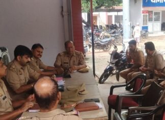 पयागपुर पुलिस ने त्योहारों के लिए सुरक्षा बैठक की:थाना प्रभारी ने कर्मियों को दिए निर्देश, संवेदनशील स्थानों पर रहेगी पैनी नजर