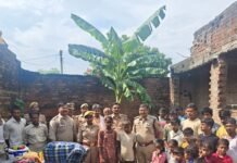 कैसरगंज थाना प्रभारी ने अनाथ भाई-बहन को दी मदद:दृष्टिबाधित भाई और छात्रा बहन के घर पहुंचे, राशन-कपड़े और 5100 रुपए नकद दिए