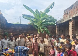 कैसरगंज थाना प्रभारी ने अनाथ भाई-बहन को दी मदद:दृष्टिबाधित भाई और छात्रा बहन के घर पहुंचे, राशन-कपड़े और 5100 रुपए नकद दिए