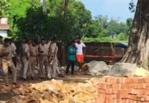 कोर्ट के आदेश पर 30 साल बाद हटा अवैध कब्जा:बहादुरी बाजार में प्रशासन ने सुरक्षा के साथ की कार्रवाई, पैतृक आवास के सामने की जमीन कब्जामुक्त