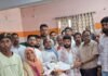 महसी में घाघरा की बाढ़से घिरे ग्रामीणों को मिली राहत:एसडीएम और चीनी मिल डायरेक्टर ने बांटी सामग्री, ग्रामीणों ने जताया आभार