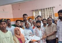 महसी में घाघरा की बाढ़से घिरे ग्रामीणों को मिली राहत:एसडीएम और चीनी मिल डायरेक्टर ने बांटी सामग्री, ग्रामीणों ने जताया आभार