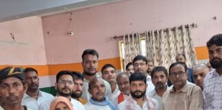 महसी में घाघरा की बाढ़से घिरे ग्रामीणों को मिली राहत:एसडीएम और चीनी मिल डायरेक्टर ने बांटी सामग्री, ग्रामीणों ने जताया आभार