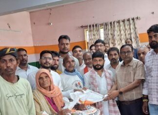 महसी में घाघरा की बाढ़से घिरे ग्रामीणों को मिली राहत:एसडीएम और चीनी मिल डायरेक्टर ने बांटी सामग्री, ग्रामीणों ने जताया आभार