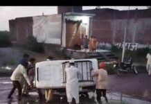 बैरिहवा-शिवघाट मार्ग पर गड्ढों में फंसकर ई-रिक्शा पलटा:निर्माणाधीन सड़क पर सूजिया चौराहे के पास हादसा, सभी यात्री सुरक्षित