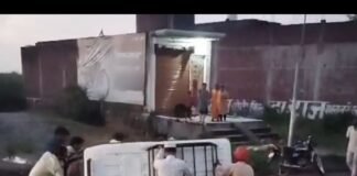 बैरिहवा-शिवघाट मार्ग पर गड्ढों में फंसकर ई-रिक्शा पलटा:निर्माणाधीन सड़क पर सूजिया चौराहे के पास हादसा, सभी यात्री सुरक्षित